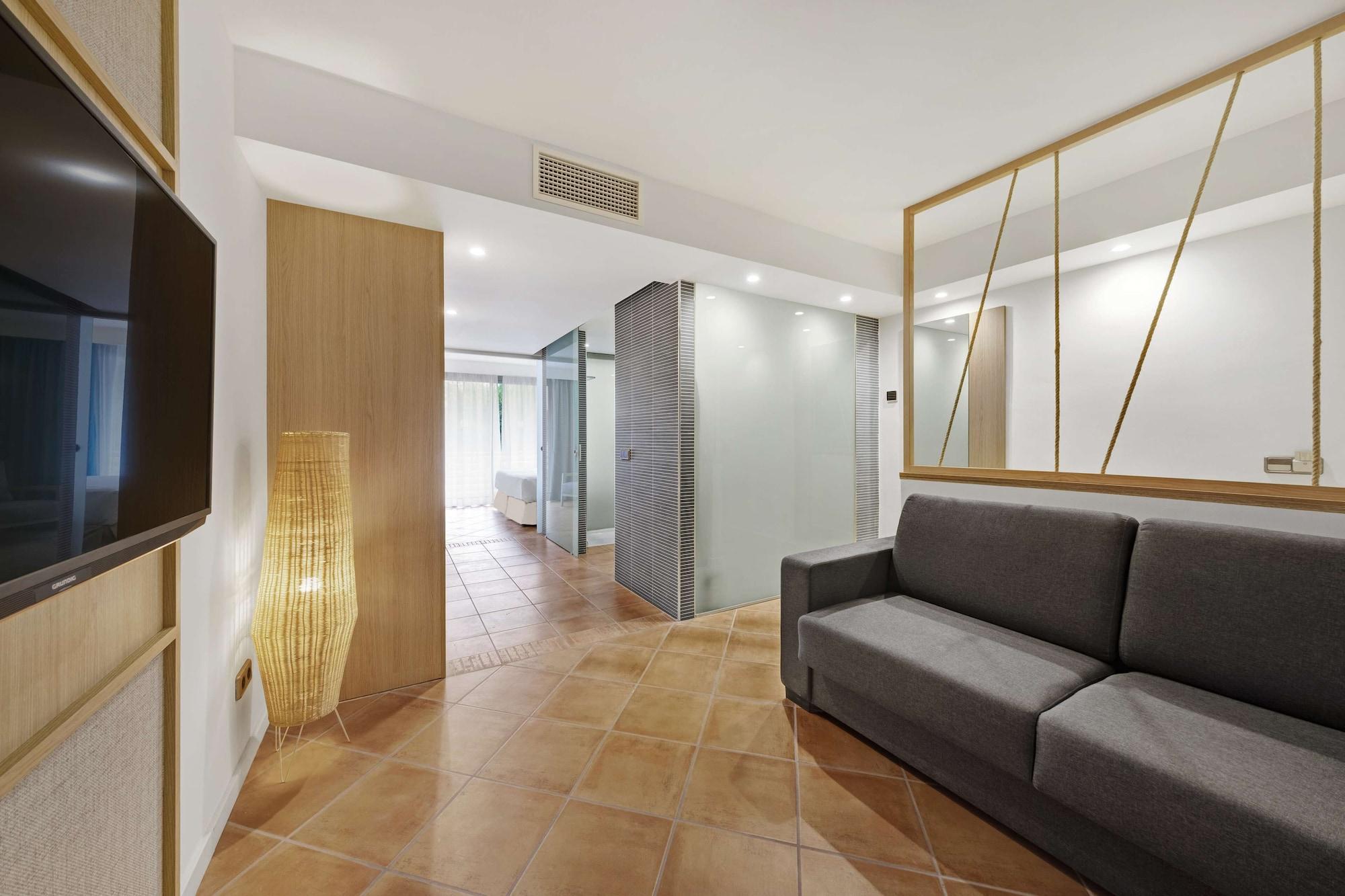 Hotel Occidental Cala Vinas 4*